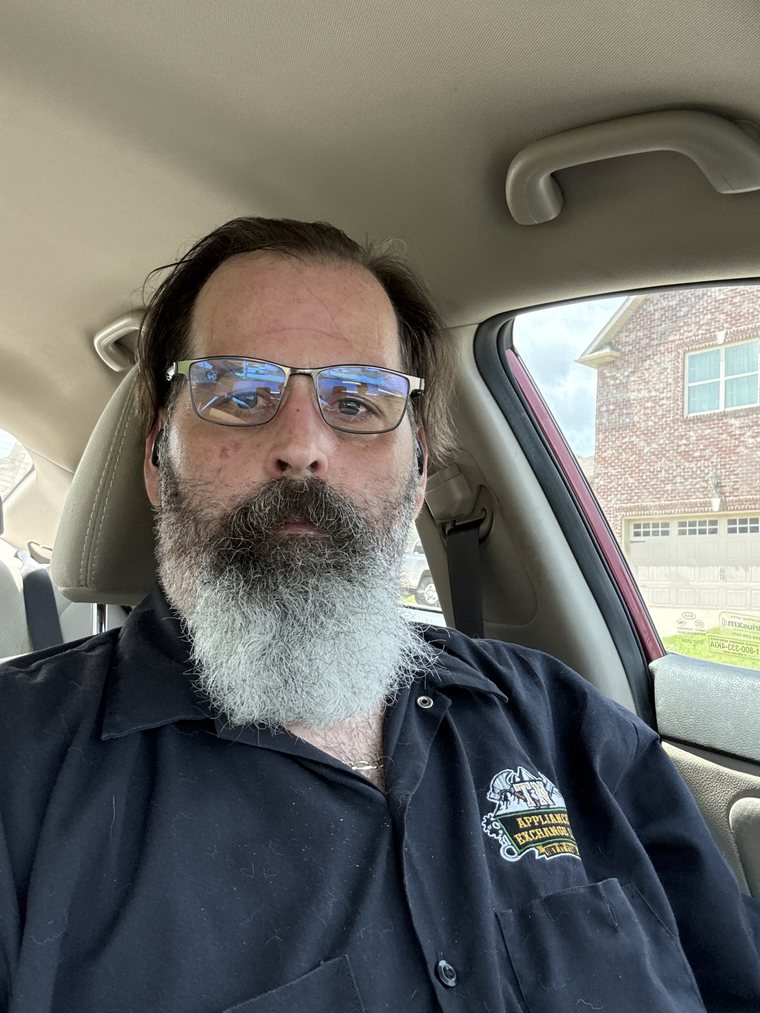 Lee, technician